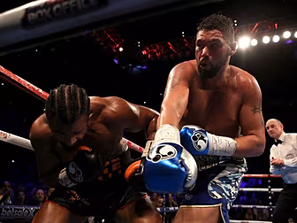 Tony Bellew broke his hand las...