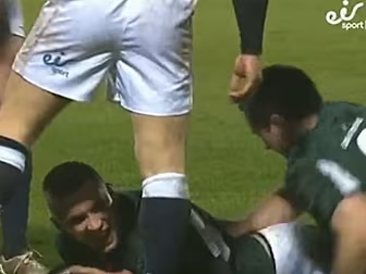 Cheeky Alan Quinlan steals try...