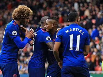 Man United win as Valdes error...