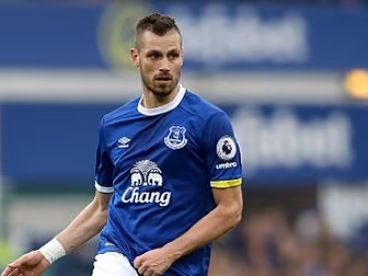 Morgan Schneiderlin hits out a...