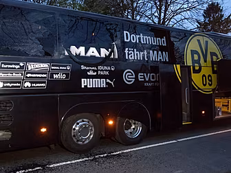Borussia Dortmund team bus att...