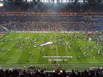 Crowd trouble delays Lyon vs B...