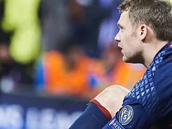 Manuel Neuer fractures his foo...