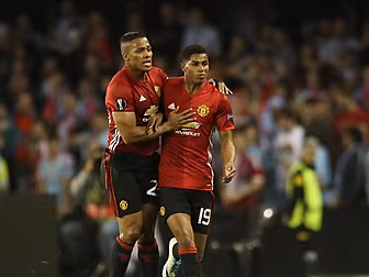 Rashford free kick secures Man...