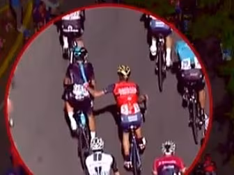 Cyclist thrown off Giro d'...