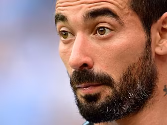 Ezequiel Lavezzi apologises ov...