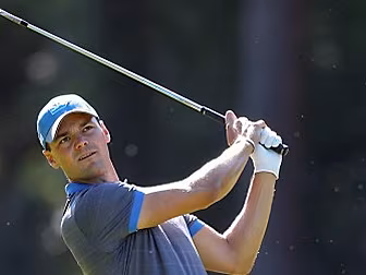 WATCH: Martin Kaymer throws su...