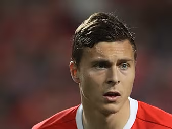 Manchester United agree deal t...