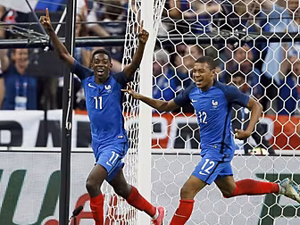 France edge England in thrilli...