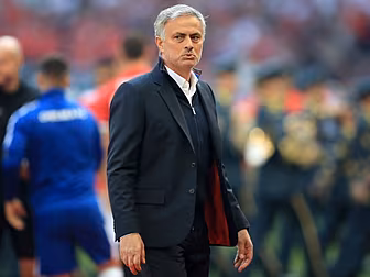 Fans back Mourinho after recen...