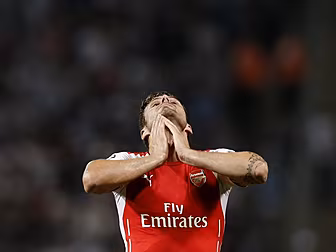 Ramsey sees red as Arsenal ear...
