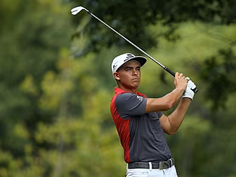 WATCH: Rickie Fowler sinks inc...