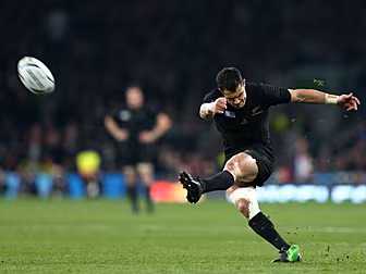 Dan Carter picks up BBC award...