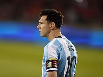 Messi sends signed Argentina j...