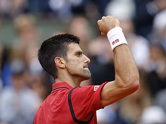 Novak Djokovic blitzes Andy Mu...