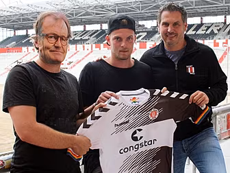 St Pauli use man in mask in pl...