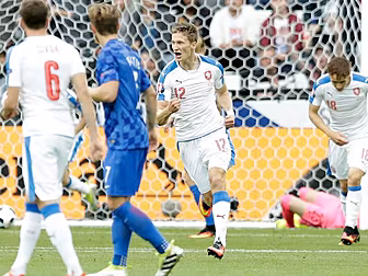 Croatia throw away two-goal le...