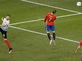 Spain cruise into the last 16...