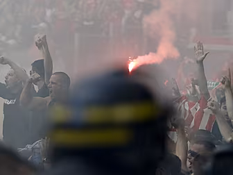 Riot Police clash with Hungary...
