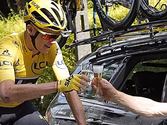 Chris Froome on his way to mak...