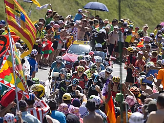 Chris Froome fined for elbowin...