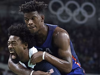 Team USA Basketball players pl...