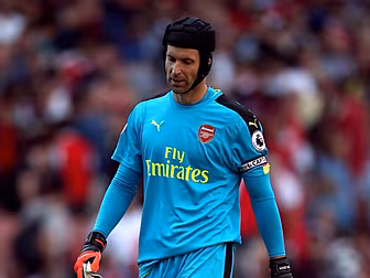 Petr Cech crashes car on his w...