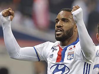 Injury for Alexandre Lacazette...