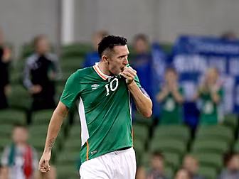 Robbie Keane gets the perfect...