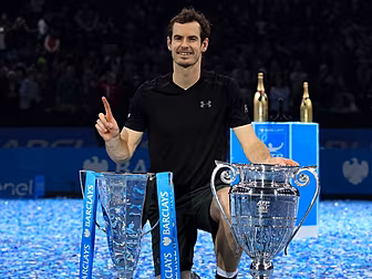 Andy Murray defeats Novak Djok...