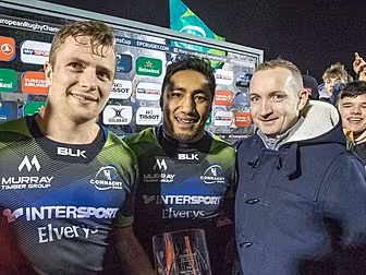 Bundee Aki makes lovely gestur...