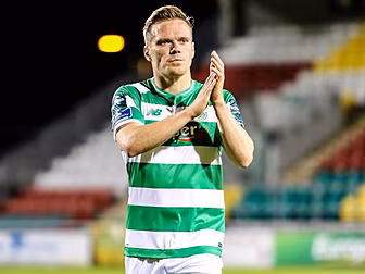 Shamrock Rovers fans react wit...