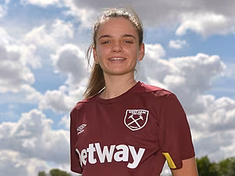 Leanne Kiernan signs for West...