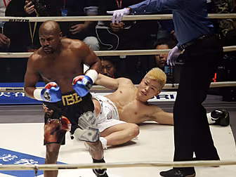 Floyd Mayweather stops Tenshin...