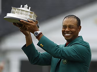 Tiger Woods rolls back the yea...