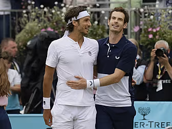 Murray wins Queen's Club doubl...