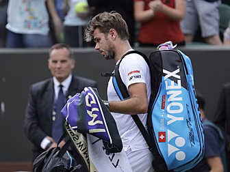 Wawrinka crashes out at Wimble...
