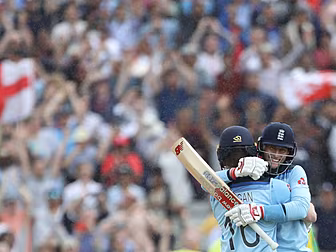 Eoin Morgan leads England to C...