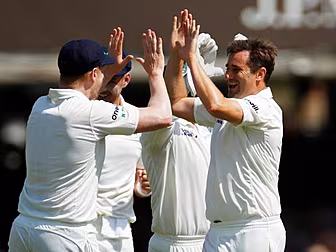 Irish cricketers light-up Lord...