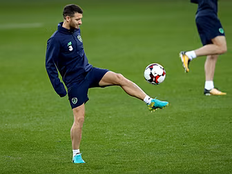 Wes Hoolahan turns down the ch...