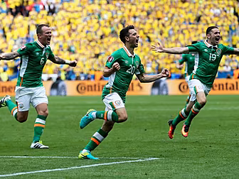 Wes Hoolahan signs for Newcast...