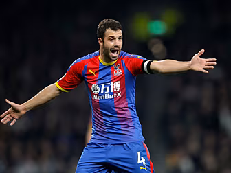 Luka Milivojevic signs contrac...
