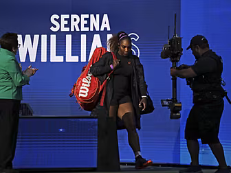 Serena sees off Sharapova in U...
