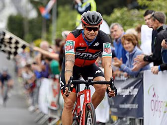 Nicolas Roche crashes out of V...