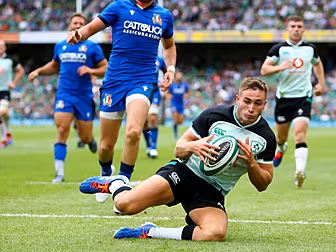 Larmour to start as Ireland te...
