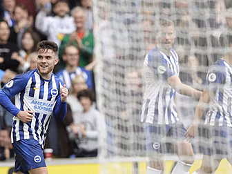 Connolly shines as Spurs' issu...