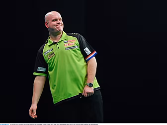 Dave Chisnall stands between M...