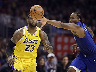 Kawhi gets the better of Lebro...
