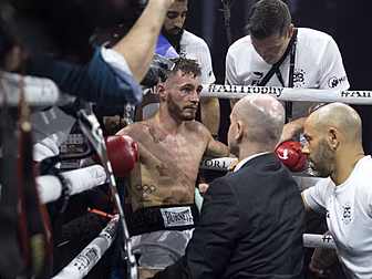 Andy Lee puts Ryan Burnett's e...
