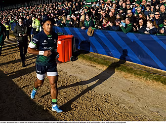 Connacht's Bundee Aki signs th...
